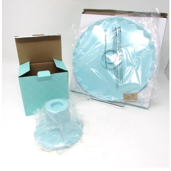 SusieCakes 2-Piece Melamine Cake Display Set - Picture 3 of 6